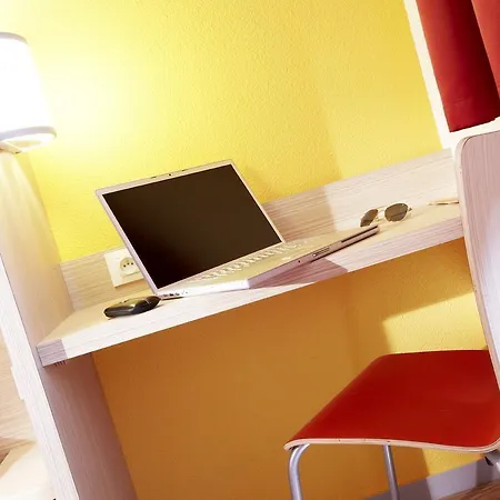 Premiere Classe Brice Sous Foret Отель Сен-Брис-су-Форе